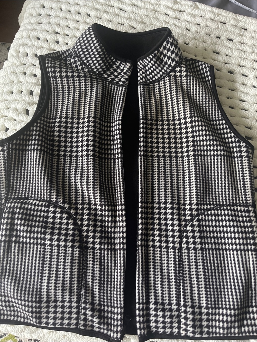 MAX Black & White Houndstooth Sleeveless Coat Vest. Reversible black. Pockets.